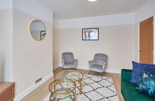 Cambridge House | Elfleda Stay - Modern 5 bedroom house with parking