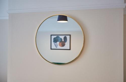 Cambridge House | Elfleda Stay - Modern 5 bedroom house with parking