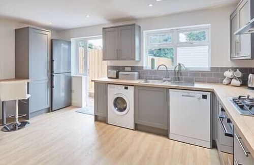 Cambridge House | Elfleda Stay | Modern 5 bedroom house
