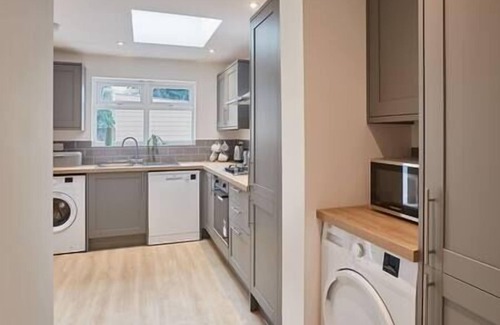 Cambridge House | Elfleda Stay | Modern 5 bedroom house