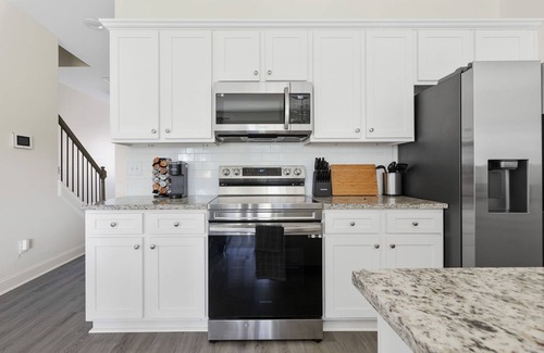 Huntcliff House | Elgin Enclave- Sleeps 6 - 12 min from Fort Jackson - Pet Friendly!