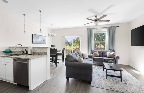 Huntcliff House | Elgin Enclave- Sleeps 6 - 12 min from Fort Jackson - Pet Friendly!