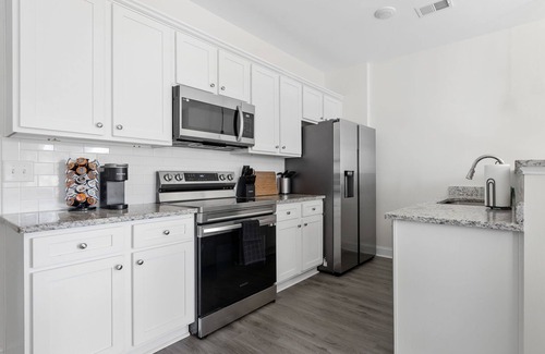 Huntcliff House | Elgin Enclave- Sleeps 6 - 12 min from Fort Jackson - Pet Friendly!