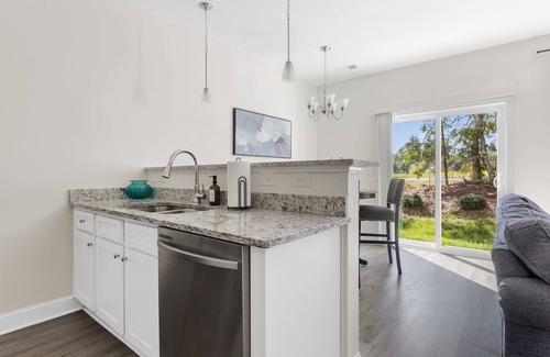 Huntcliff House | Elgin Enclave- Sleeps 6 - 12 min from Fort Jackson - Pet Friendly!