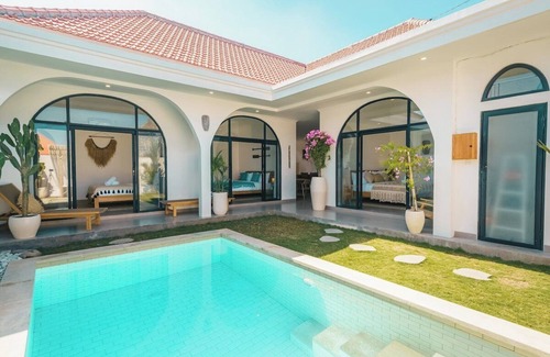 Batu Bolong House | "ELIA" - Luxurious 3BR w/Outdoor Cinema Canggu