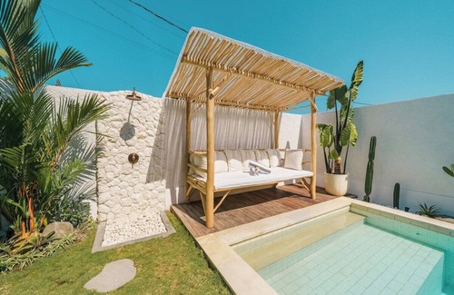 Batu Bolong House | "ELIA" - Luxurious 3BR w/Outdoor Cinema Canggu