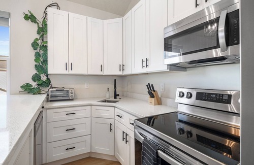 Hurricane House | Elim Valley 4228|Smart Tv, Community pool, gym, etc!