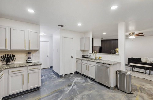 South Arlington House | Elite 5BR/3.5B Home with Game Room, Hot Tub, & Sauna