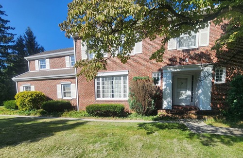 Park Forest Village House | Elite historic Atherton estate centrally located and 2.4 miles from stadium.