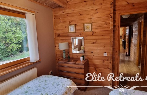 Dogdyke Cabin | Elite Retreats 4U Lakeside Hot Tub Log Cabin at Tattershall Lakes Park