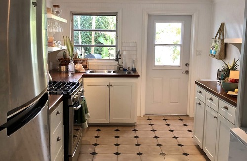 Dunmore Town Cottage | Elizabeth on Crown W/(Complimentary Breakfast at our local Coffee House)