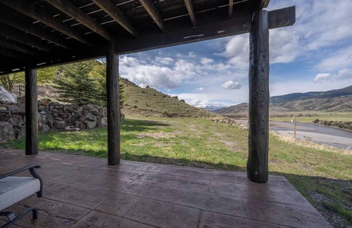 Emigrant Cabin | Elk Cabin: Epic Views of the Yellowstone River