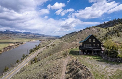 Emigrant Cabin | Elk Cabin: Epic Views of the Yellowstone River