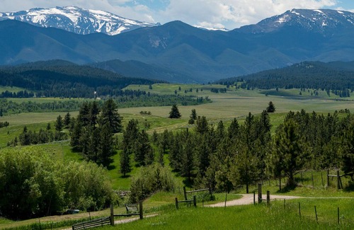 Fishtail Cabin | Elk Cabin sleeps 4, Rustic Charm with Breathtaking Views of Beartooth Mountains