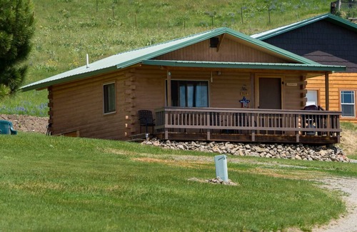 Fishtail Cabin | Elk Cabin sleeps 4, Rustic Charm with Breathtaking Views of Beartooth Mountains