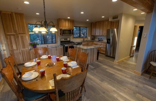 Pine Cabin | Elk Crossing Retreat, Family & Couples staycation!, 3 Decks, 3000+ square feet
