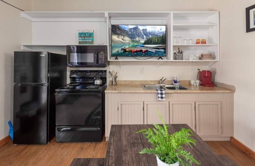 Coram Apartment | Elk Crossing Studio! 6 Miles to Glacier!