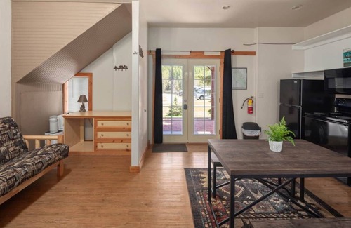 Coram Apartment | Elk Crossing Studio! 6 Miles to Glacier!