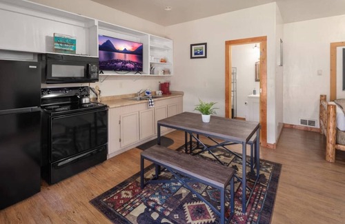 Coram Apartment | Elk Crossing Studio! 6 Miles to Glacier!