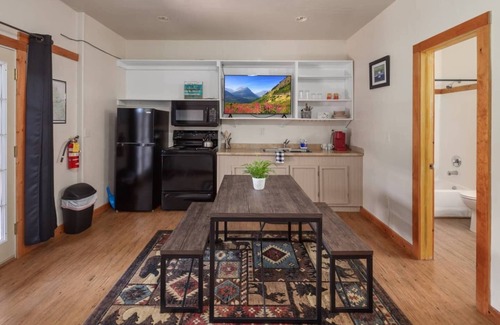 Coram Apartment | Elk Crossing Studio! 6 Miles to Glacier!