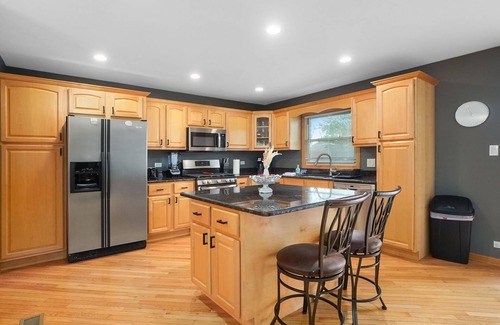 Elk Grove Village House | Elk Grove Village FHS Rental - Kingsbridge Rd