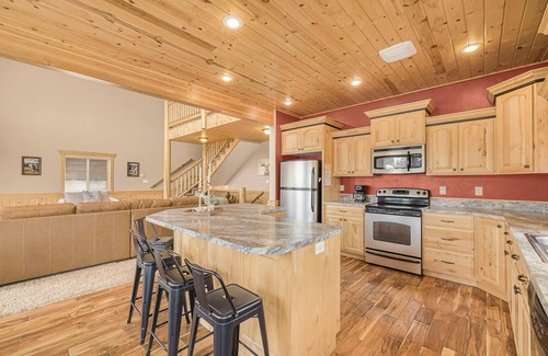 Island Park House | Elk Ridge Retreat-25m to Yellowstone+hot tub+home theater