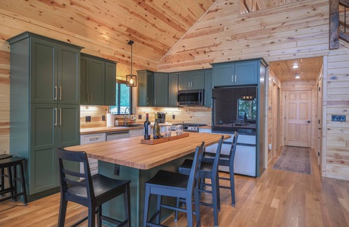 Stone Lake Cabin | Elk Run – New Luxury Lakefront Cabin on LCO