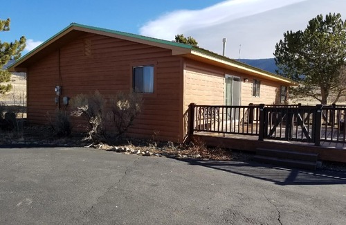 Eagle Nest House | Elk View Cabin - A lovely mountain retreat. Family-friendly and dog-friendly.