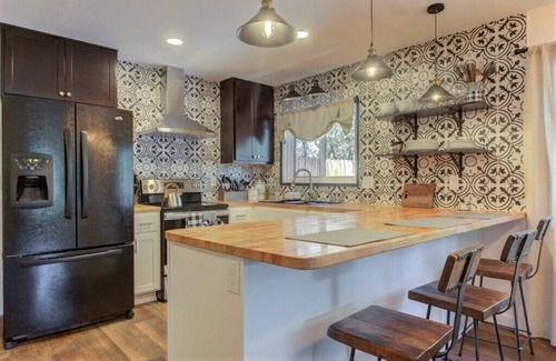 Pine Cabin | Elkchanted Inn Pine: Fully Fenced Backyard, Spacious Cabin in Woods w/King Bed