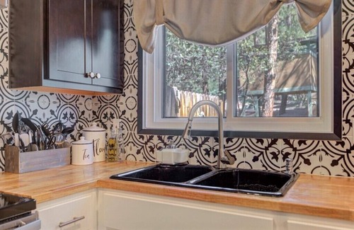 Pine Cabin | Elkchanted Inn Pine: Fully Fenced Backyard, Spacious Cabin in Woods w/King Bed