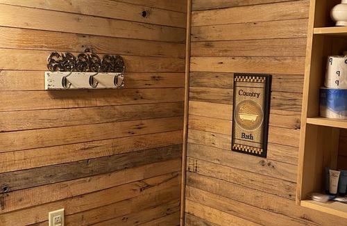 Ponca Cabin | Elkhorn Cabin. 1800’s finishes with modern luxuries.