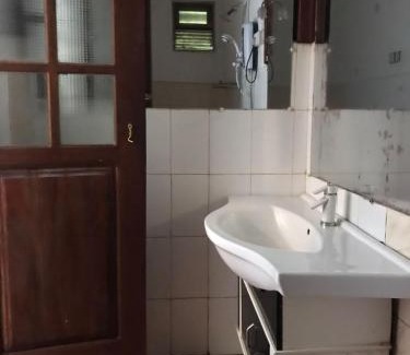 Peradeniya Bed & Breakfast | Ella Odyssey Exchange Hotel & Camp side