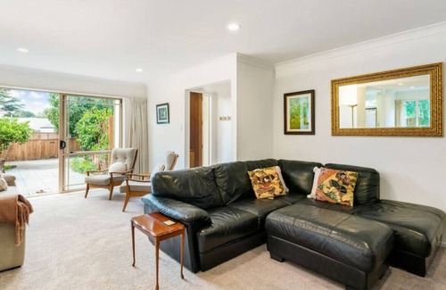 Greenlane - Ellerslie House | Ellerslie Escape: Family Home with Spa
