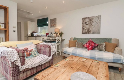 Hornsea Cottage | ELLESMERE COTTAGE, romantic, character holiday cottage in Hornsea