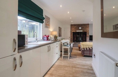 Hornsea Cottage | ELLESMERE COTTAGE, romantic, character holiday cottage in Hornsea