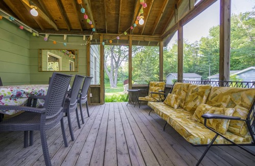 Three Oaks House | Ellie`s Cottage with Cherry Beach