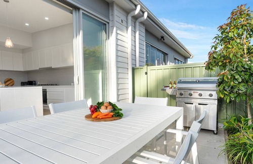 Callala Beach House | Elliniko - Pet friendly with fireplace