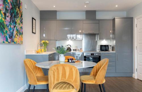 Gloucester Apartment | Elliot Oliver - Stylish 2 Bedroom Apartment With Parking In The Docks