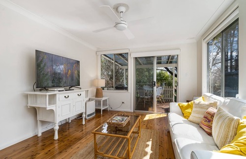Orange House | Elm Tree Cottage - Cosy Home Close to Cook Park