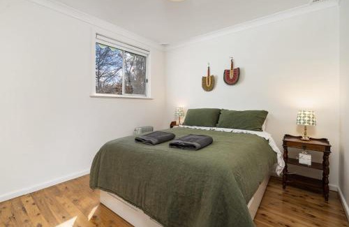 Orange House | Elm Tree Cottage - Cosy Home Close to Cook Park