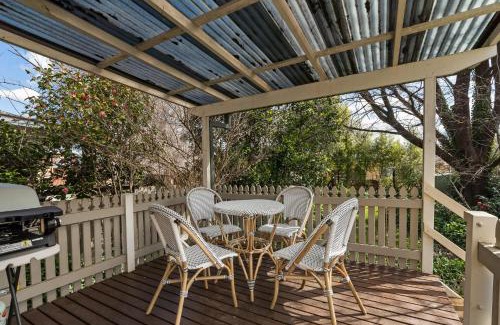 Orange House | Elm Tree Cottage - Cosy Home Close to Cook Park