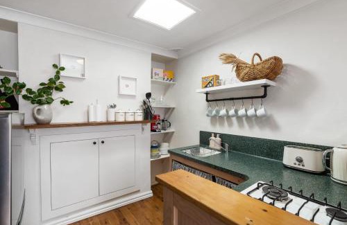 Orange House | Elm Tree Cottage - Cosy Home Close to Cook Park