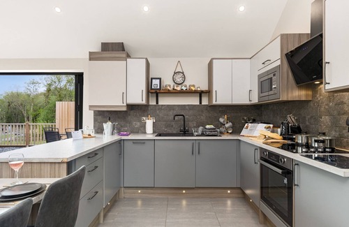 St. Florence Cottage | Elm Tree Cottage With Pond View