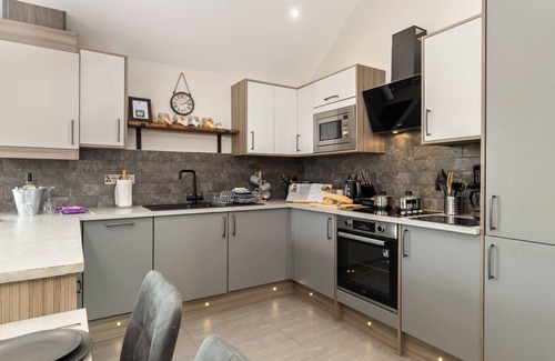 St. Florence Cottage | Elm Tree Cottage With Pond View