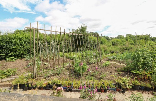 Longnor Apartment | ELMWOOD, romantic, luxury holiday cottage, with a garden in Longnor
