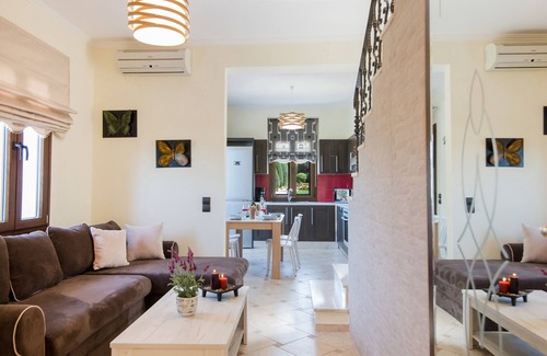 Gerani Villa | Elmyra Villa, Heated Pool & Walking to beach