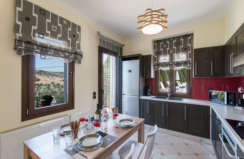 Gerani Villa | Elmyra Villa, Heated Pool & Walking to beach