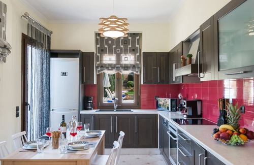 Gerani Villa | Elmyra Villa, Heated Pool & Walking to beach