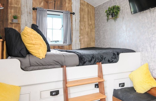 Saint Gennys Cottage | ELSIE'S HUT, romantic, with a garden in Wainhouse Corner