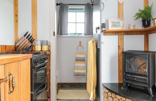 Saint Gennys Cottage | ELSIE'S HUT, romantic, with a garden in Wainhouse Corner